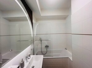 Haartrockner, Handtücher, Seife, Toilettenpapier