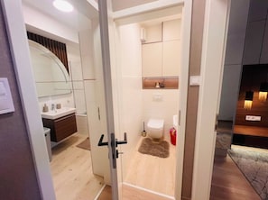 Hair dryer, towels, soap, toilet paper - Modern Apartment in Herastrau Bucharest Premium Stay and Comfort (București)