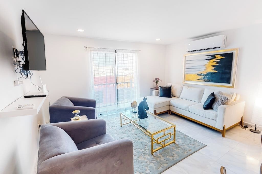 Apartment, Mehrere Betten, Balkon (Taylor 203 at Morgan Residences) | Wohnbereich
