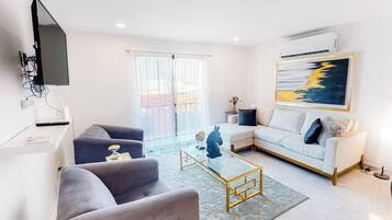 Apartment, Mehrere Betten, Balkon (Taylor 203 at Morgan Residences) | Wohnbereich