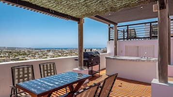 Apartamento, várias camas, sacada (Taylor 203 at Morgan Residences) | Opções para refeição ao ar livre