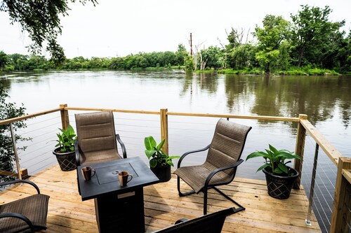 Newly Remodeled Riverfront Cottage