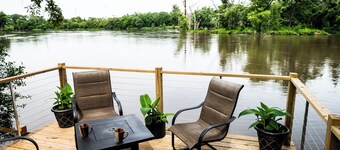 Newly Remodeled Riverfront Cottage