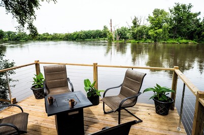 Newly Remodeled Riverfront Cottage