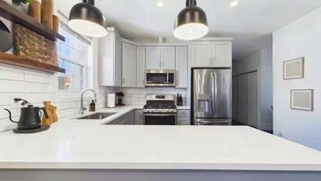 Geladeira, micro-ondas, fogão, cooktop