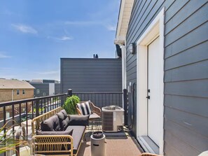 Property grounds - Boho City Escape with Onsite Parking and Private Balcony (Chicago)