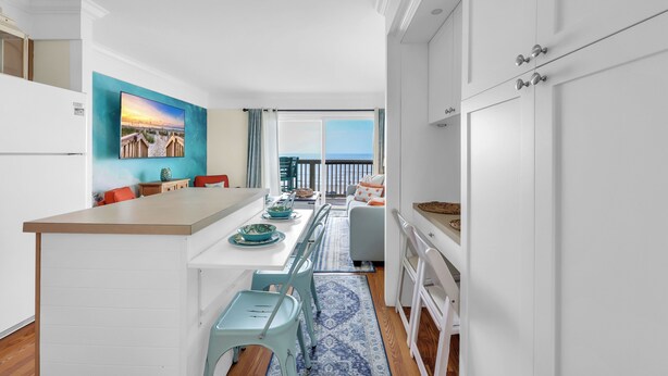 Una cocina moderna con comedor, un amplio ventanal con vistas y un balcón.