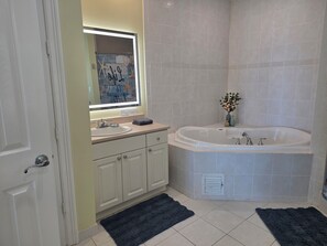 Bathroom - 3-bedroom condo in peaceful Freeport with air conditioning (Freeport)