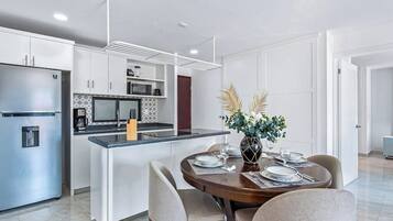 Departamento, 1 cama King size, balcón, vista a la ciudad (Tiara 508A at Morgan Residences) | Cocina privada