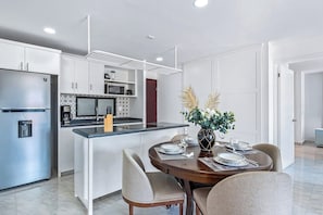 公寓, 1 张特大床, 阳台, 城市景观 (Tiara 508A at Morgan Residences) | 私人厨房