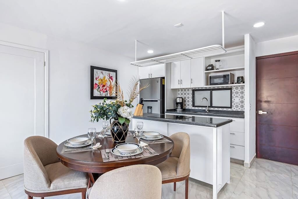 Apartment, 1 King-Bett, Balkon, Stadtblick (Tiara 508A at Morgan Residences) | Speisen
