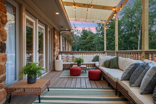 Southern Serenity – Hot Tub, Fire Pit, Speakeasy bar lounge and game room.