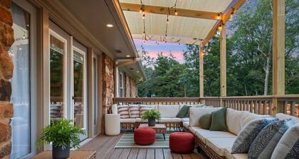 Southern Serenity – Hot Tub, Fire Pit, Speakeasy bar lounge and game room.