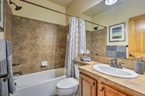Hair dryer, towels, soap, toilet paper - Family Retreat with hub tub and walk to ski lift! (Granby)