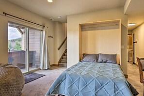 Iron/ironing board, WiFi, bed sheets - Family Retreat with hub tub and walk to ski lift! (Granby)