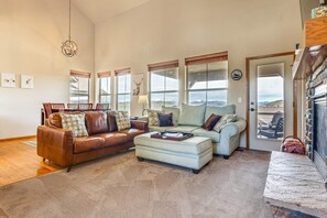 Living area - Family Retreat with hub tub and walk to ski lift! (Granby)