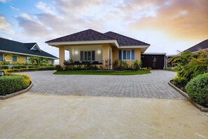 Exterior - Charming 3-bedroom house with modern amenities and minutes from Ocho Rios (Priory)
