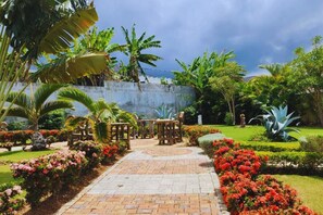 Outdoor dining - Charming 3-bedroom house with modern amenities and minutes from Ocho Rios (Priory)