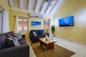 Smart TV - Charming 3-bedroom house with modern amenities and minutes from Ocho Rios (Priory)
