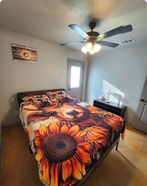 2 bedrooms, iron/ironing board, WiFi, bed sheets