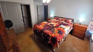 2 bedrooms, iron/ironing board, WiFi, bed sheets