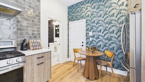 Private kitchen - Modern Zen Retreat mins from Downtown (Chicago)