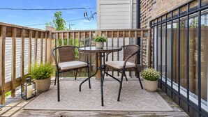 Outdoor dining - Modern Zen Retreat mins from Downtown (Chicago)