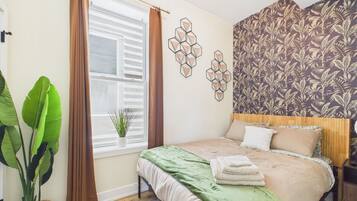 2 quartos, ferros/tábuas de passar roupa, berço de viagem