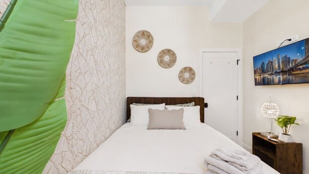 Room - Modern Zen Retreat mins from Downtown (Chicago)