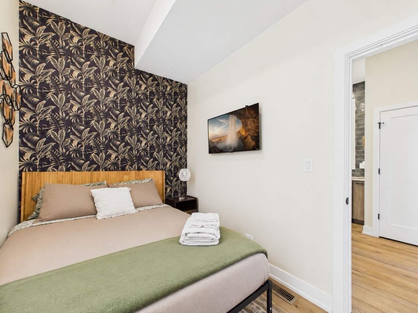 2 slaapkamers, een strijkplank/strijkijzer, reisbedje, gratis wifi