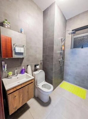 Douche, serviettes fournies, savon, papier toilette