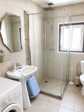 Shower, hair dryer, towels, toilet paper - Fabulous 2-bedroom house in Vusanje for a relaxing getaway (Vusanje)