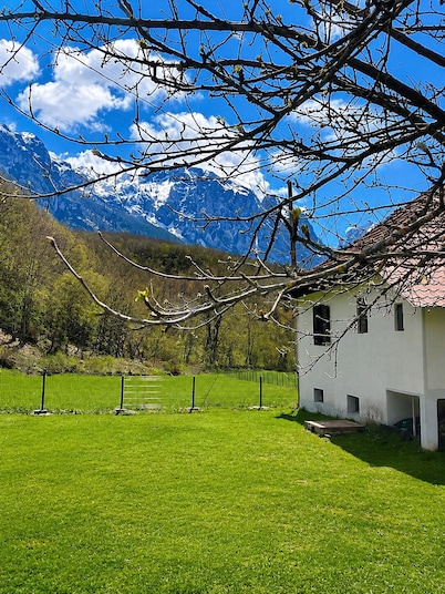 Fabulous 2-bedroom house in Vusanje for a relaxing getaway