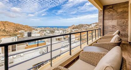 Immaculate Stay With Stunning Views, Balcony, Plus On-site Pool & Gym