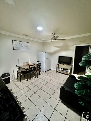 Living area - Brilliant PRIVATE 1 bedroom 1 bath studio with AC in vibrant San Jose (San Jose)