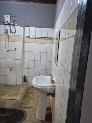 Bathroom - Luxury 3 bed house, closer to the beach and airport (Greater Accra Region)