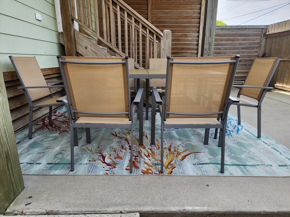 Property grounds - Peaceful 3-bedroom house with central air in Galveston . Spacious! Clean (Galveston)