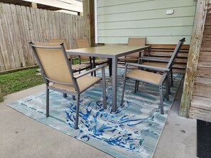 Outdoor dining - Peaceful 3-bedroom house with central air in Galveston . Spacious! Clean (Galveston)
