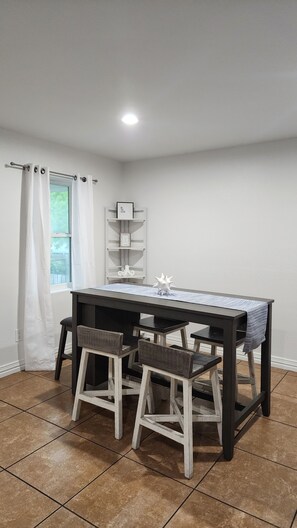 Dining - Peaceful 3-bedroom house with central air in Galveston . Spacious! Clean (Galveston)