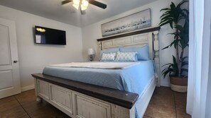 Room - Peaceful 3-bedroom house with central air in Galveston . Spacious! Clean (Galveston)