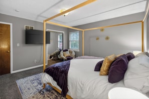 3 bedrooms, WiFi, bed sheets, wheelchair access - Rapunzel's Retreat - HOT TUB - King Suite - 14 Min to Arrowhead Stadium (Blue Springs)