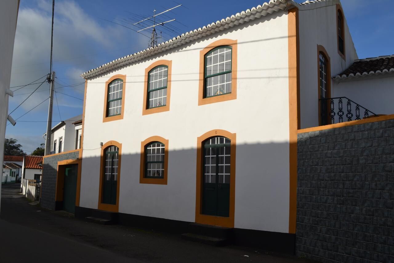 Un bâtiment blanc avec des bordures orange et de nombreuses fenêtres.