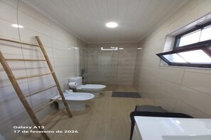 Douche, sèche-cheveux, bidet, serviettes fournies