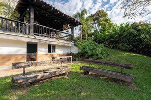 Outdoor dining - Valle Luna Country House: Comfort and Nature in Quindío (Barcelona)