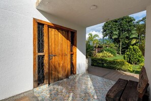 Terrace/patio - Valle Luna Country House: Comfort and Nature in Quindío (Barcelona)