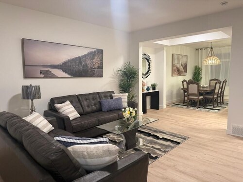 Modern Retreat 3BR 2 and Half Bath 12min to WEM 10min to Big Lake Lois Hole Park