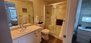 Bathroom - Lakeview loft-style condo at Discovery Bay Resort! (Kelowna)