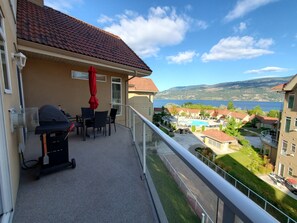 Outdoor dining - Lakeview loft-style condo at Discovery Bay Resort! (Kelowna)