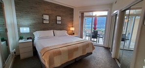 Room - Lakeview loft-style condo at Discovery Bay Resort! (Kelowna)
