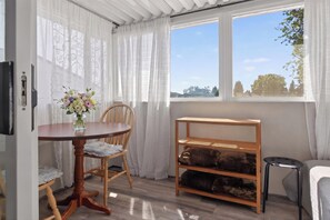 Dining - Deer Lake Suite Rooms 201 + 203 in Burnaby Metrotown area near Skytrain and shop (Burnaby)